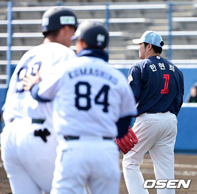 [OSEN=미야자키(일본), 지형준 기자]&nbsp;23일 일본 미야자키현 니치난시 난고스타디움에서 롯데 자이언츠와 일본프로야구 세이부 라이온스의 연습경기가 열렸다.롯데는 지난 20일을 마지막으로 대만 타이난 1차 스프링캠프를 마무리 지었다. 22일 일본 미야자키로 이동한 롯데는 구춘 미야자키 베이스볼 게임즈 리그에 참가한다. 구춘리그에서는 지바 롯데 마린스, 세이부 라이온즈, 소프트뱅크 호크스, 오릭스 버팔로즈 등 일본프로야구(NPB) 구단들, 그리고 KBO리그 두산 베어스 등과 총 5경기를 치른다. 아울러 자매구단인 지바 롯데와의 교류전도 1경기 치른다. 미야자키에서 총 6차례의 실전 경기를 치르고 귀국해 시범경기와 정규시즌을 준비한다.3회말 롯데 한현희가 세이부 무라타에 역전 스리런포를 허용하며 아쉬워하고 있다. 2025.02.23 /jpnews@osen.co.kr