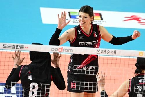 정관장 아웃사이드 히터 부키리치가 지난 12일 대전 충무체육관에서 열린 프로배구 여자부 IBK기업은행과 홈 경기 중 동료들과 손을 마주치고 있다. 한국배구연맹 제공