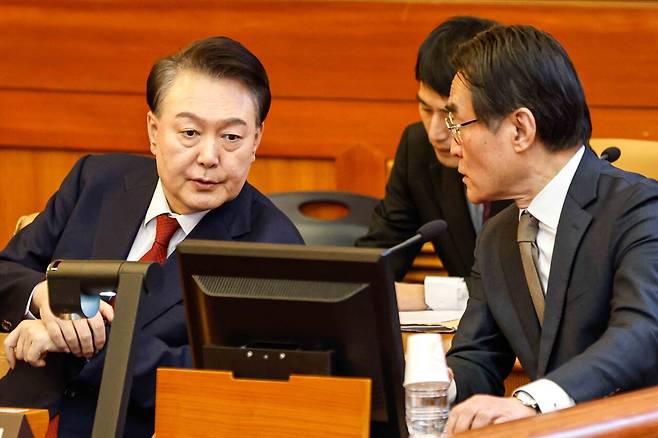 윤석열 대통령이 2월11일 탄핵심판 7차 변론에 출석해 배보윤 변호사와 의견을 나누고 있다.ⓒ사진공동취재단