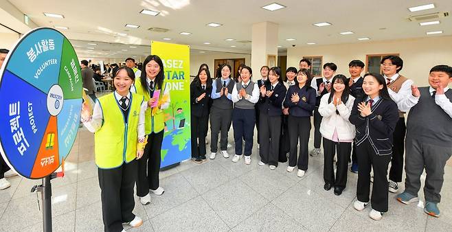 ‘2025 학생 개학예배’ 부대행사장에 마련된 ASEZ STAR 홍보부스에 많은 학생들이 관심을 갖고 둘러보고 있다. ASEZ STAR는하나님의 교회 소속 학생들이 활동하는 국제봉사단체로 다양한 봉사와 나눔으로 지역사회와 공동체에 기여한다는 평을 받는다.&nbsp;
