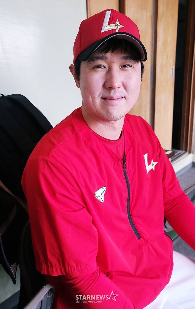 SSG 랜더스 최정이 24일 일본 오키나와 고친다 야구장에서 인터뷰를 앞두고 사진 촬영에 임하고 있다. /사진=김우종 기자