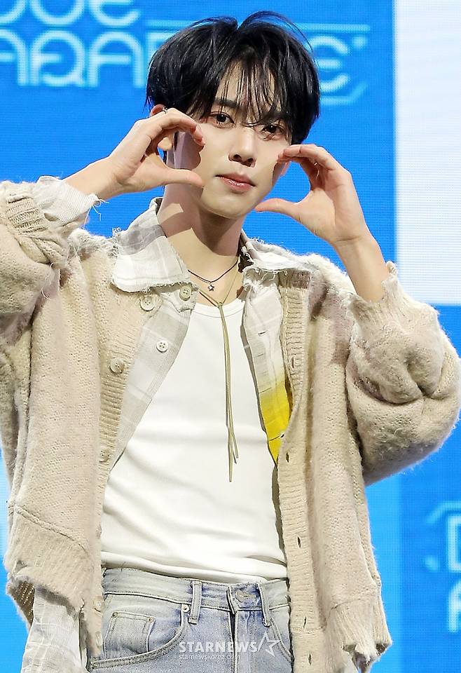 그룹 제로베이스원(ZEROBASEONE) 한유진이 24일 오후 서울 용산구 블루스퀘어에서 진행된 미니 4집 '시네마 파라다이스(CINEMA PARADISE)' 발매 기념 쇼케이스에 참석해 포즈를 취하고 있다.  제로베이스원의 이번 앨범에는 '슬픈(BLUE) 순간조차 삶의 일부이며, 그럼에도 노력해 나가는 우리의 모습은 그 자체로 찬란하고 아름답다'라는 메시지가 담겼다. 결국 파라다이스는 우리 모두의 내면에 있음을 역설하며, 음악 내외적으로 한층 성숙해진 아홉 멤버의 모습을 그렸다. 2025.02.24 /사진=김창현 chmt@