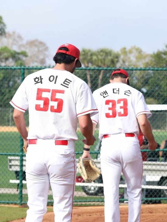 SSG 랜더스 드류 앤더슨(오른쪽)과 미치 화이트. /사진=SSG 랜더스 제공