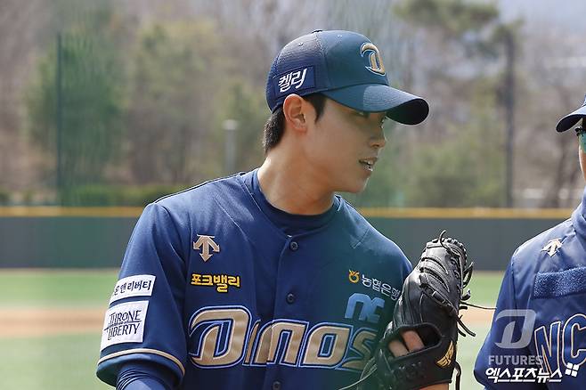 NC 투수 김민규는 애리조나 캠프에서 너클 커브를 장착했다. 단기간에 완성도를 높여 캠프 MVP에 선정. 많은 기대를 받고 있다. NC 다이노스