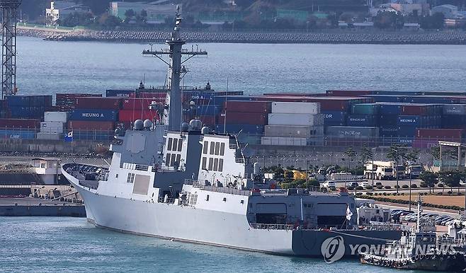 해군 첫 8200t급 이지스구축함 '정조대왕함' (부산=연합뉴스) 강선배 기자 = 우리 기술로 설계·건조된 국내 네 번째 이지스구축함이자 첫 8200t급인 '정조대왕함'이 28일 오후 부산 남구 해군작전사령부 부산작전기지에 정박하고 있다. 2024.11.28 sbkang@yna.co.kr