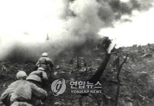 한국전쟁 중 전투장면 북한군과 교전중인 국군 부대./본사자료/1950. 7. 1<저작권자 ⓒ 2001 연합뉴스. 무단전재-재배포 금지.>