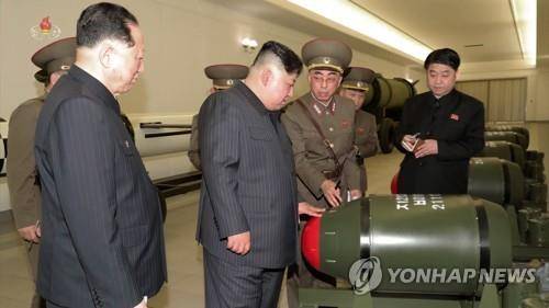 북한 김정은, 핵무기병기화사업 지도  (서울=연합뉴스) 북한 김정은 국무위원장이 핵무기병기화사업을 지도하고 핵반격작전계획과 명령서를 검토했다고 조선중앙TV가 28일 보도했다. [조선중앙TV 화면] 2023.3.28 
    [국내에서만 사용가능. 재배포 금지. For Use Only in the Republic of Korea. No Redistribution]