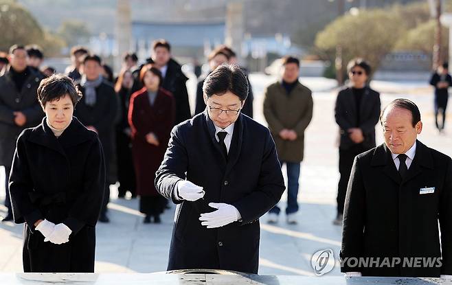 5·18 민주묘지 참배하는 김경수 전 경남지사 (광주=연합뉴스) 정다움 기자 = 24일 오전 광주 북구 국립 5·18 민주묘지에서 더불어민주당 비명(비이재명)계 대권 주자로 꼽히는 김경수 전 경남지사가 참배하고 있다. 2025.2.24 daum@yna.co.kr