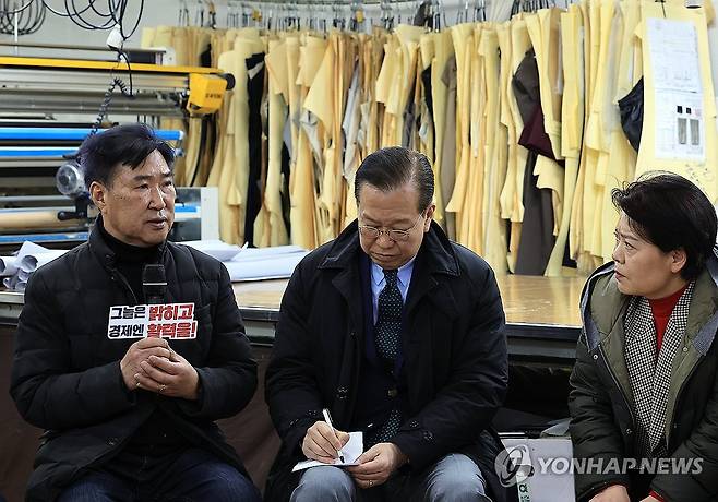 경청하는 권영세 비대위원장-윤희숙 위원장 (서울=연합뉴스) 이진욱 기자 = 국민의힘 권영세 비상대책위원장(가운데)과 윤희숙 경제활력민생특별위원회 위원장이 24일 서울 종로구 창신동 한 봉제 업체에서 열린 경제활력민생특별위원회 영세 사업장 방문 및 현장간담회에서 강기완 케이대명 사장의 발언을 경청하고 있다. 2025.2.24 [공동취재] cityboy@yna.co.kr