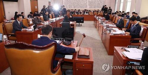 의사봉 두드리는 박범계 소위원장 (서울=연합뉴스) 김주형 기자 = 명태균과 관련한 불법 선거개입 및 국정농단 사건 등의 진상규명을 위한 특별검사의 임명 등에 관한 법률안, 상법 일부개정법률안 등을 심의하는 국회 법제사법위원회의 법안심사제1소위원회가 열린 24일 서울 여의도 국회에서 박범계 소위원장이 의사봉을 두드리고 있다. 2025.2.24 kjhpress@yna.co.kr