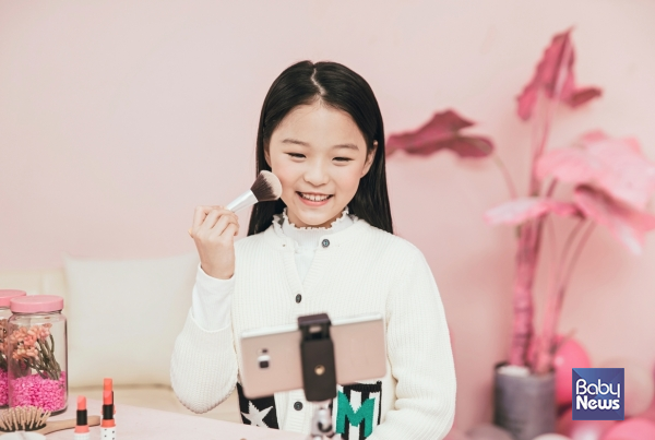 색조 화장품의 특성상 친구들과 공유하는 경우가 많은데 이 경우 변패 또는 오염 가능성이 있으므로 가급적 공유하지 않아야 한다. ⓒ베이비뉴스