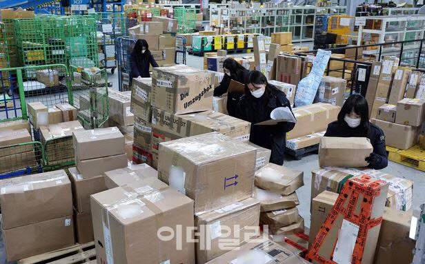 관세 주무관들이 직구 물품을 살펴보고 있는 모습. (사진=뉴스1)