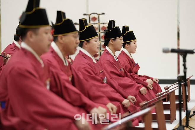 25일 서울 서초구 국립국악원 정악단 연습실에서 열린 ‘행악과 보허자’ 제작발표회 중 ‘보허자’ 연주 및 노래 장면. (사진=국립국악원)