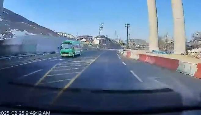 교량 아래 진입 직전 전방 블랙박스 카메라 장면. 연합
