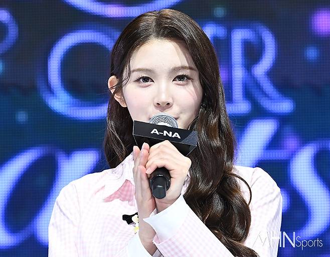 그룹 하츠투하츠 에이나가&nbsp;24일 오후 서울 광진구 예스24라이홀에서 진행된 첫 싱글 'The Chase'(더 체이스) 발매 기념 데뷔 쇼케이스에 임하고&nbsp;있다.&nbsp;