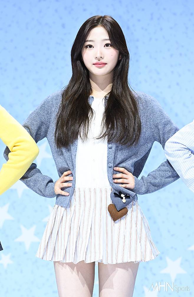 그룹 하츠투하츠 스텔라가&nbsp;24일 오후 서울 광진구 예스24라이홀에서 진행된 첫 싱글 'The Chase'(더 체이스) 발매 기념 데뷔 쇼케이스에서 질문에 답하고 있다.&nbsp;