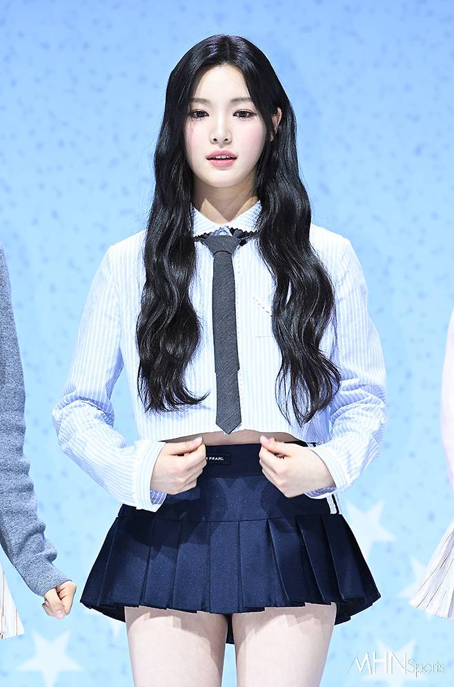 그룹 하츠투하츠 에이나가&nbsp;24일 오후 서울 광진구 예스24라이홀에서 진행된 첫 싱글 'The Chase'(더 체이스) 발매 기념 데뷔 쇼케이스에서 포토타임을 갖고 있다.&nbsp;