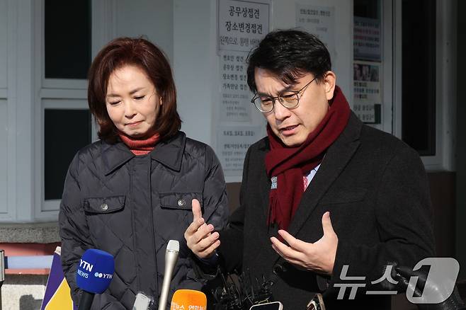 윤상현(오른쪽), 김민전 국민의힘 의원이 7일 오전 경기 의왕시 서울구치소에 수감 중인 윤석열 대통령을 접견한 후 취재진의 질의에 답변하고 있다. (사진은 기사 내용과 무관함) / 뉴스1 ⓒ News12025.2.7./뉴스1 ⓒ News1 신웅수 기자