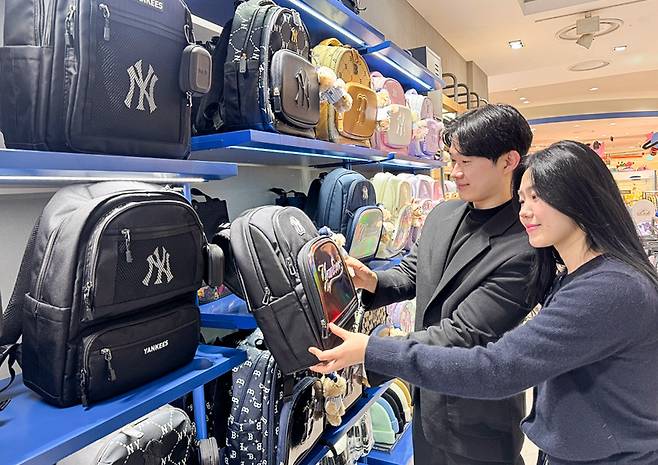 지난 24일 서울시 양천구 현대백화점 목동점 MLB키즈 매장에서 손님들이 백팩 상품을 살펴보고 있다(현대백화점 제공).