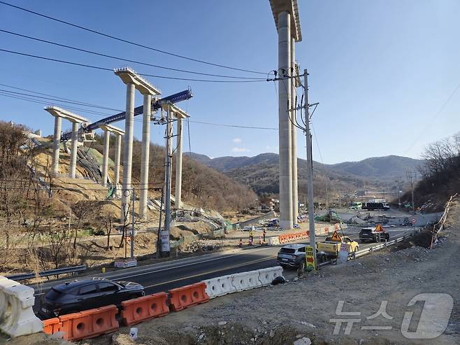 25일 오전 9시 50분쯤 충남 천안 서북구 입장면의 고속도로 공사현장에서 붕괴 사고가 발생해서 소방당국이 대응 2단계를 발령했다. 사진은 이날 사고현장 모습. (독자제공. 재판매 및 DB금지) 2025.2.25/뉴스1 ⓒ News1 이시우 기자