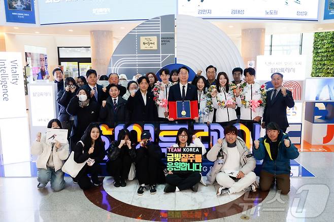 화성시 빙상부 선수단이 봉납식을 마치고 시 관계자들과 기념촬영을 하고 있다.(화성시 제공)