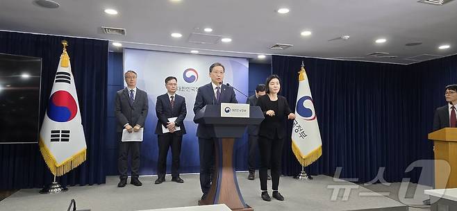 25일 3차 국가우주위원회 전날인 이달 24일 서울 종로구 정부서울청사에서 윤영빈 우주항공청장이 사전 브리핑을 진행하는 모습./뉴스1 ⓒ News1 윤주영 기자