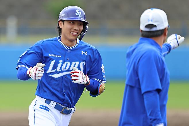 삼성 이재현이 14일 일본 오키나와 온나손 아카마 구장에서 열린 2025 스프링캠프 청백전에서 청팀으로 나서 7회초 솔로포를 때린 후 베이스를 돌고 있다. 사진 | 삼성 라이온즈
