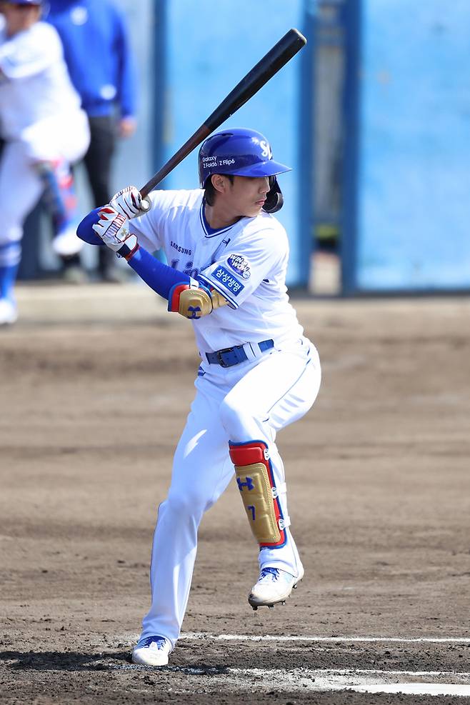 삼성 이재현이 19일 일본 오키나와 온나손 아카마 구장에서 열린 2025 스프링캠프 연습경기 주니치전에서 타격하고 있다. 사진 | 삼성 라이온즈