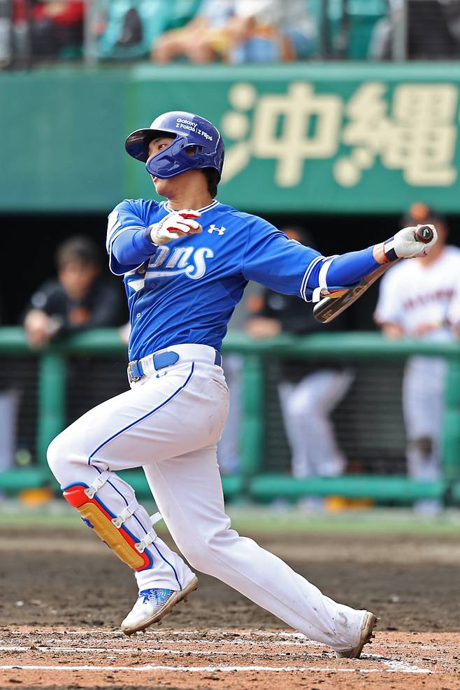 삼성 이재현이 16일 일본 오키나와 나하 셀룰러 스타디움에서 열린 2025 스프링캠프 연습경기 요미우리전에서 안타를 치고 있다. 사진 | 삼성 라이온즈