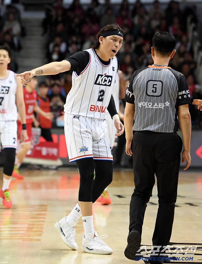 10일 안양실내체육관에서 열린 안양 정관장과 부산 KCC의 경기. KCC 최준용이 주심에게 판정에 대해 어필하고 있다. 안양=박재만 기자 pjm@sportschosun.com/2025.02.10/