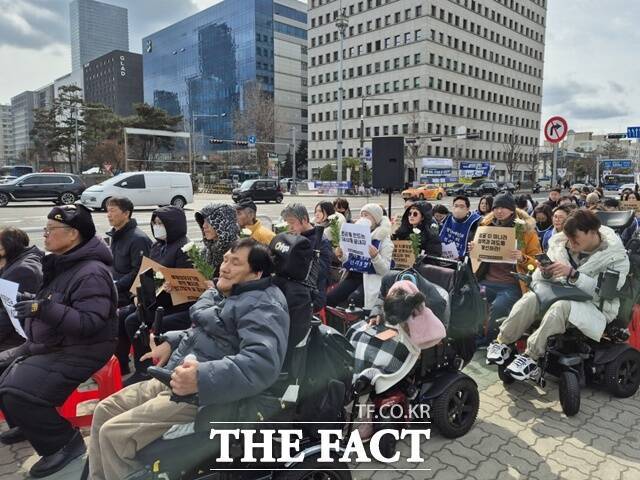 기초법바로세우기공동행동, 전국장애인부모연대(부모연대), 장애인과가난한이들의3대적폐폐지공동행동 등 시민단체와 조계종 사회노동위원회는 25일 국회 앞에서 송파 세 모녀 11주기 추모제를 열었다. /송호영 기자