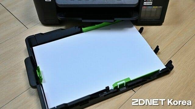 기본 급지함은 A4 용지를 최대 150매 적재 가능하다. (사진=지디넷코리아)