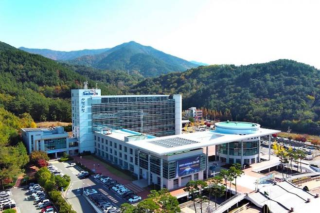 사천시청 전경.