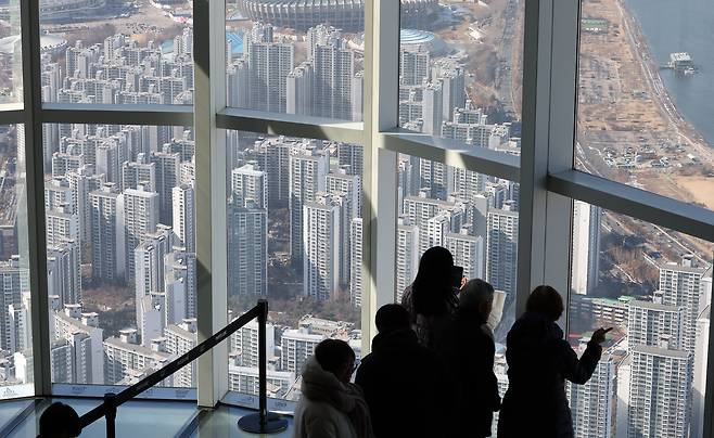 서울 송파구 롯데월드타워 서울스카이를 찾은 관람객이 서울 송파구 잠실 아파트단지를 바라보고 있다./뉴스1