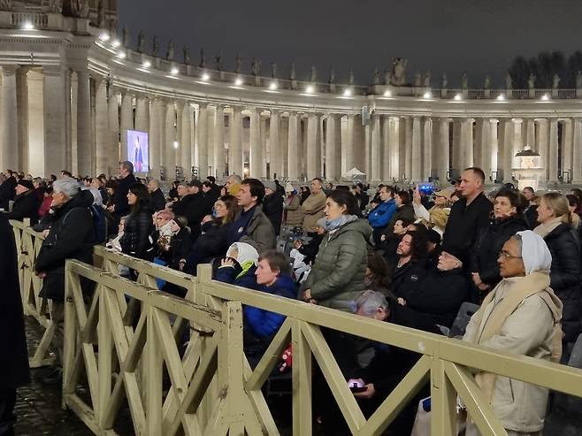 24일 밤 바티칸 성베드로 광장에서 열린 프란치스코 교황 완쾌 기원 묵주 기도회의 모습 /바티칸=정철환 특파원