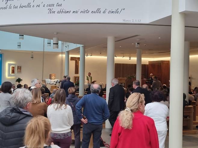 24일 교황이 입원 중인 제멜리 병원에서 열린 특별미사 /바티칸=정철환 특파원