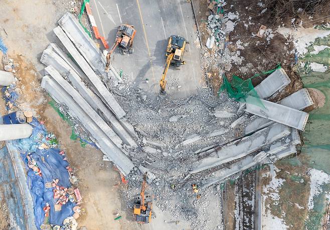 25일 오전 경기도 안성시 서운면 산평리 소재 서울세종고속도로 천안~안성구간 9공구 천용천교 건설 현장에서 교각이 무너져 내리는 사고가 발생해 4명이 숨지고 5명이 크게 다쳤다./김지호 기자