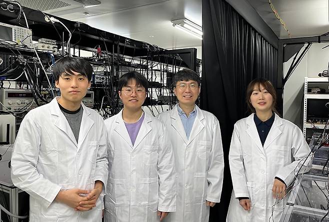 한국과학기술원(KAIST) 라영식 교수 연구팀. 왼쪽부터 물리학과 윤영도 석박통합과정, 노찬 석박통합과정, 라영식 교수, 곽근희 석박통합과정./KAIST