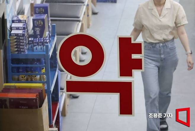 서울의 한 약국에 시민들이 약을 받기 위해 기다리고 있다. 사진=조용준 기자 jun21@ 다이소 건강기능식품 판매에 약사들 대웅제약 보이콧 예고