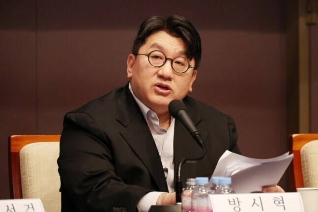 방시혁 하이브 이사회 의장이 2024년 5월15일 오전 서울 중구 한국프레스센터에서 관훈클럽 주최로 열린 관훈포럼에서 기조연설을 하고 있다. 김혜윤 기자 unique@hani.co.kr