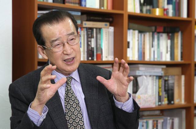 2014년 한겨레와 인터뷰할 때 정수일 소장의 모습. 한겨레 자료사진