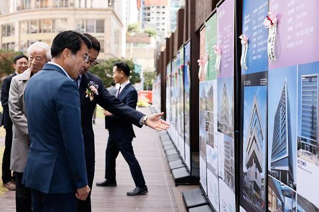 지난해 10월 제1회 송파구 건축상 수상작을 둘러보는 서강석 구청장. 송파구 제공