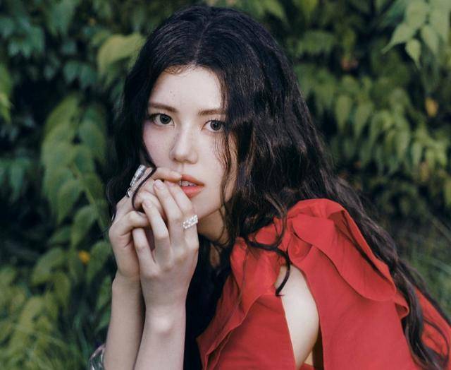 가수 올리비아 마쉬가 '백시트' 표절 의혹을 인정하고 원작자와 원만한 합의를 마쳤다고 밝혔다. 엠플리파이 제공