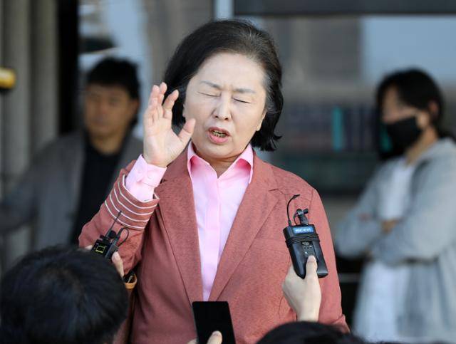 김영선 전 국민의힘 의원이 지난해 11월 3일 창원지검에 출석하며 취재진 질문에 답하고 있다. 뉴스1