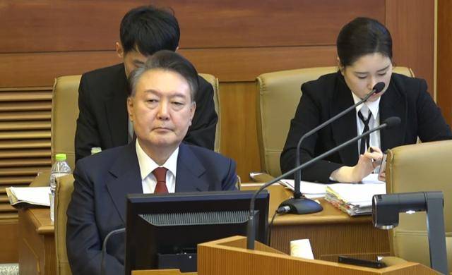 윤석열 대통령이 20일 서울 종로구 헌법재판소 대심판정에서 열린 탄핵심판 10차 변론에 출석해 자리하고 있다. 헌법재판소 제공