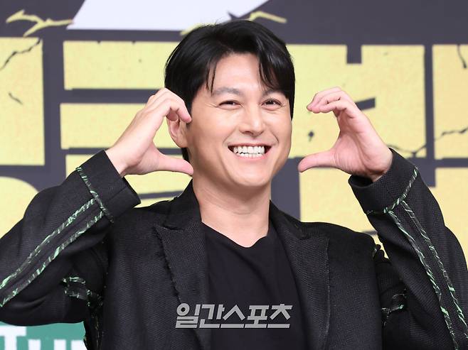 배우 류수영이 12일 오후 서울 양천구 목동SBS에서 열린 SBS 새 예능 '정글밥' 제작발표회에 참석해 포즈를 취하고 있다. '정글밥'은 K-집밥 마스터 류수영과 정글 식재료의 뜨거운 한판 승부를 다룬 예능. 오는 13일 밤 10시 20분 첫 방송. 서병수 기자 qudtn@edaily.co.kr /2024.08.12/