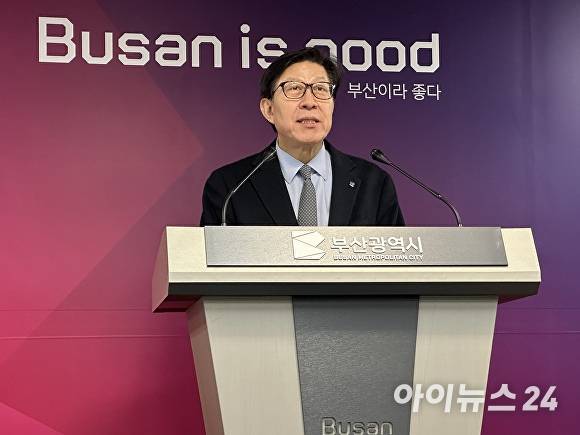 벅형준 부산광역시장이 25일 ‘개발제한구역 해제총량 예외 지역전략사업 선정’ 결과를 발표하고 있다. [사진=정예진 기자]
