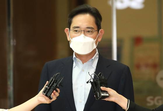 이재용 삼성전자 회장이 2022년 6월 서울김포비즈니스항공센터(SGBAC)에서 유럽 출장을 마치고 귀국하며 취재진의 질문에 답하고 있다. 이 부회장은 이 자리에서 "첫째도, 둘째도, 셋째도 기술이다"라며 기술의 중요성을 강조했다. 뉴스1