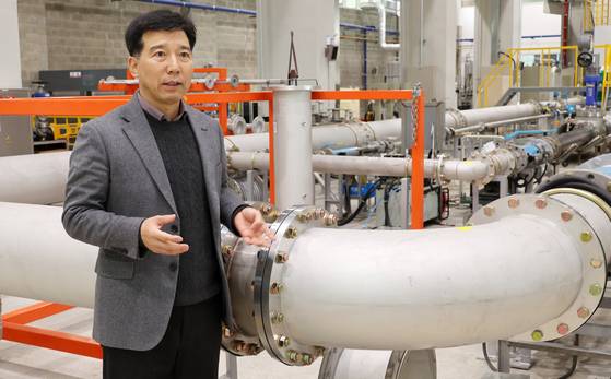 이해우 동아대학교 총장이 6일 부산 사하구 하단캠퍼스 내 밸브 실험실에서 첨단 장비와 운영계획에 대해 설명하고 있다. 송봉근 기자. 2025.02.06.