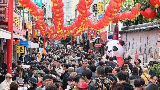지난 2023년 10월 22일 '제20회 부산차이나타운 문화축제'가 부산 동구 부산역 광장과 차이나타운 일원에서 열려 많은 중국 전통 음식과 문화를 관람하려는 많은 시민과 관광객들이 몰려 북새통을 이루고 있다. 기사와 직접적인 관련 없는 사진. 송봉근 기자